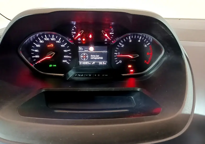 Tableau de bord du Peugeot Rifter BlueHDi 100 Allure 2019 avec affichage digital et compteurs éclairés en rouge.