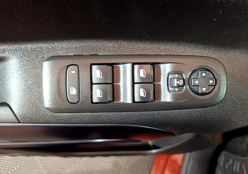 Commandes des vitres électriques et rétroviseurs sur la porte côté conducteur du Peugeot Rifter marron 2019.