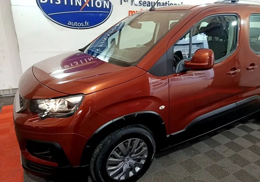 Vue 3/4 avant droit du Peugeot Rifter BlueHDi 100 Allure marron, avec jantes alliage et rétroviseurs assortis.