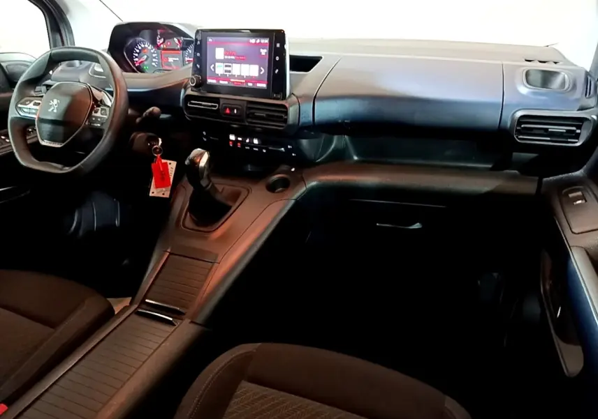 Intérieur du Peugeot Rifter BlueHDi 100 Allure 2019, vue tableau de bord et console centrale noire avec écran tactile.