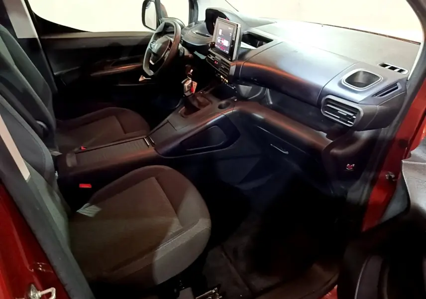 Intérieur côté conducteur du Peugeot Rifter marron 2019, avec tableau de bord moderne et écran tactile central.