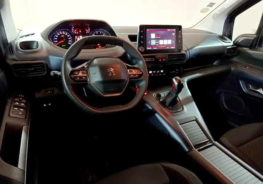 Intérieur du Peugeot Rifter BlueHDi 100 Allure 2019, vue du poste de conduite avec volant multifonction et écran tactile central.