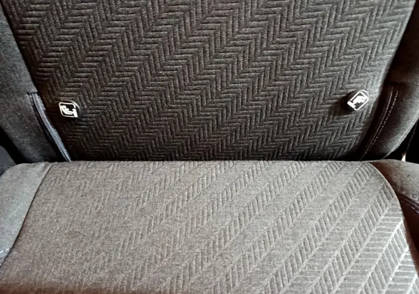 Détail de la banquette arrière en tissu gris avec fixation Isofix visible sur un Peugeot Rifter marron 2019.
