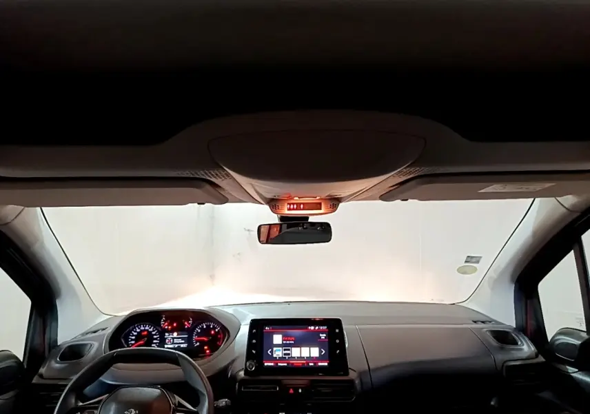 Intérieur du Peugeot Rifter marron 2019, vue frontale sur tableau de bord avec écran tactile et volant multifonctions.