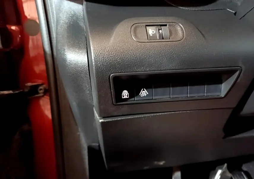 Détail du tableau de bord côté gauche du Peugeot Rifter marron 2019 montrant les commandes d'assistance à la conduite.