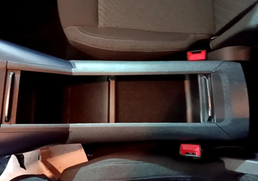 Vue plongeante sur la console centrale noire et les sièges marron du Peugeot Rifter BlueHDi 100 Allure 2019.