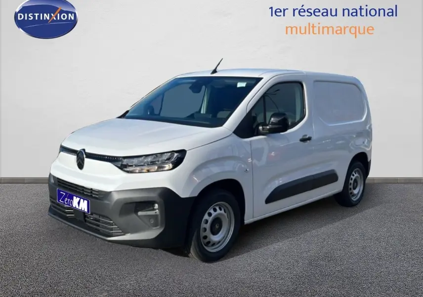 Vue 3/4 avant droite du Citroën Berlingo blanc Icy, fourgon utilitaire avec pare-chocs noir et jantes acier.