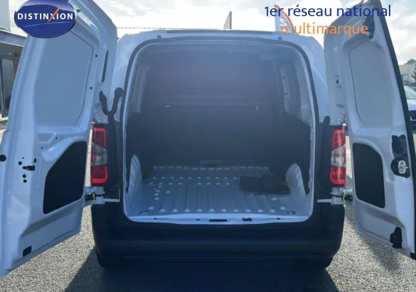 Vue arrière du Citroën Berlingo Van blanc icy 2025 avec portes arrière ouvertes montrant l'espace de chargement vide.