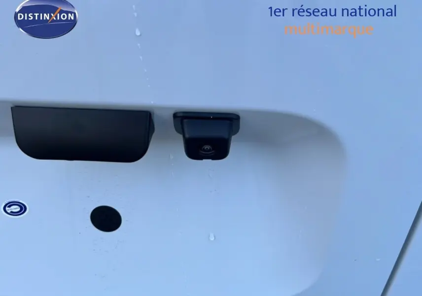 Gros plan sur la caméra de recul et la poignée arrière du Citroën Berlingo blanc Icy, version utilitaire 2025.