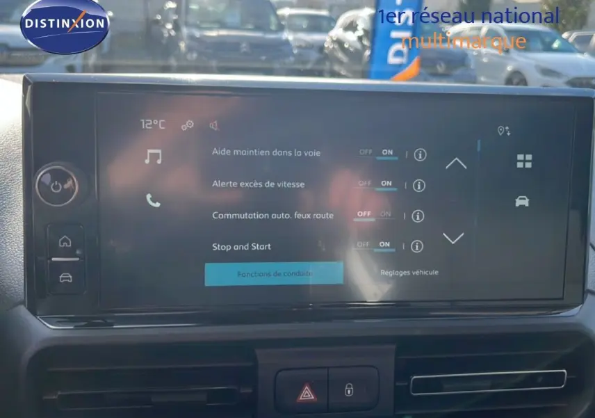 Écran tactile central du Citroën Berlingo blanc 2025 affichant les réglages d’aide à la conduite.