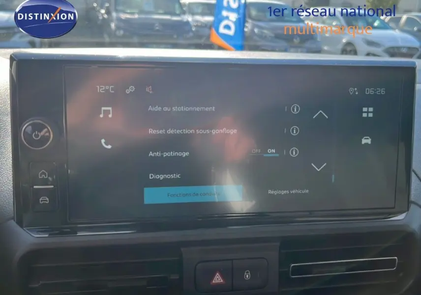 Vue rapprochée de l’écran tactile central du Citroën Berlingo blanc Icy 2025 affichant les réglages d’aide à la conduite.