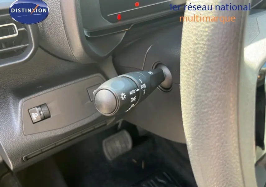 Détail de la commande d’éclairage côté gauche du tableau de bord du Citroën Berlingo blanc Icy 2025.