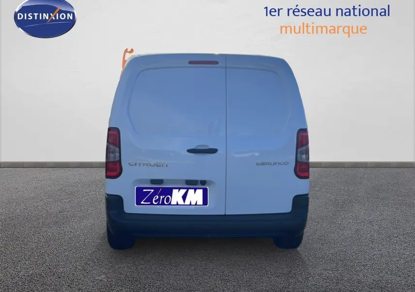 Vue arrière d’un Citroën Berlingo blanc Icy 2025 version Van M 650KG avec portes battantes fermées.
