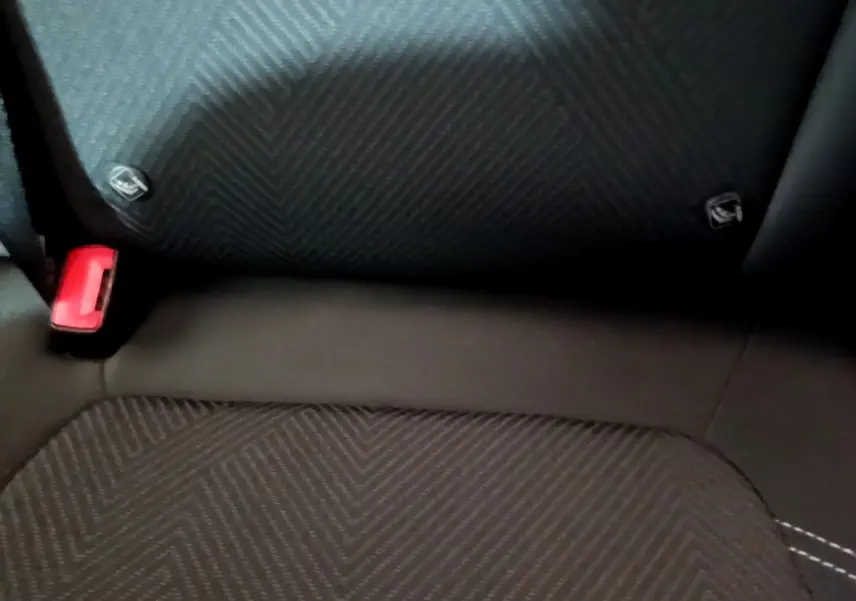 Gros plan sur la banquette arrière noire à motifs chevrons de la Ford Fiesta 1.1 75ch COOL & CONNECT 2022.