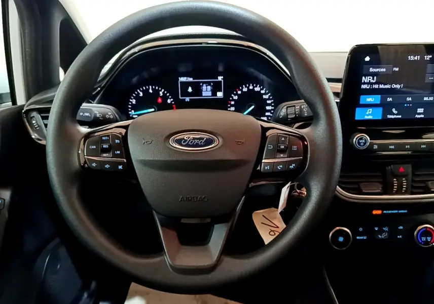 Vue centrée sur le volant multifonctions de la Ford Fiesta blanche 2022 avec tableau de bord et écran tactile.