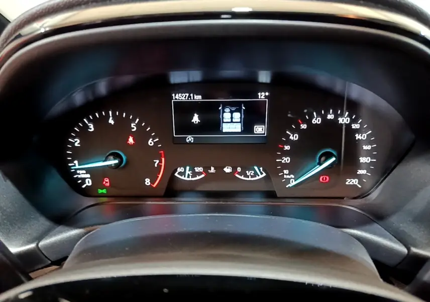 Tableau de bord de Ford Fiesta 2022 essence, affichage numérique et compteurs analogiques vus de face.