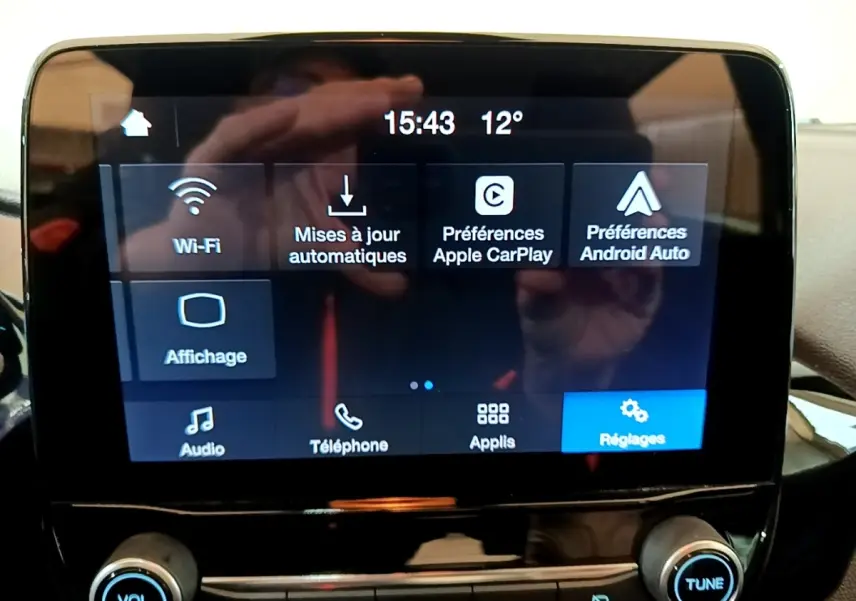 Écran tactile central de la Ford Fiesta blanc, affichant les options Wi-Fi, Apple CarPlay et Android Auto.