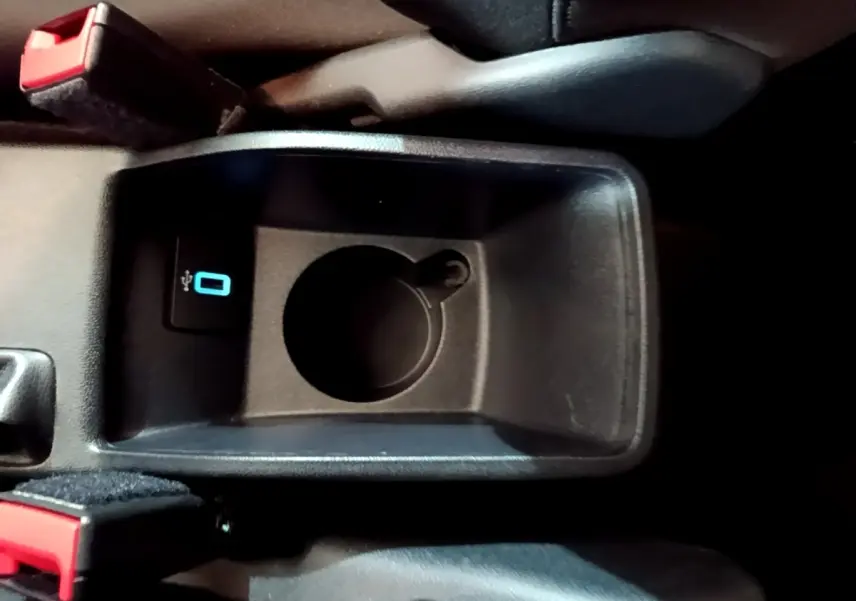 Gros plan sur la console centrale noire de la Ford Fiesta 2022 avec prise USB et emplacement porte-gobelet.