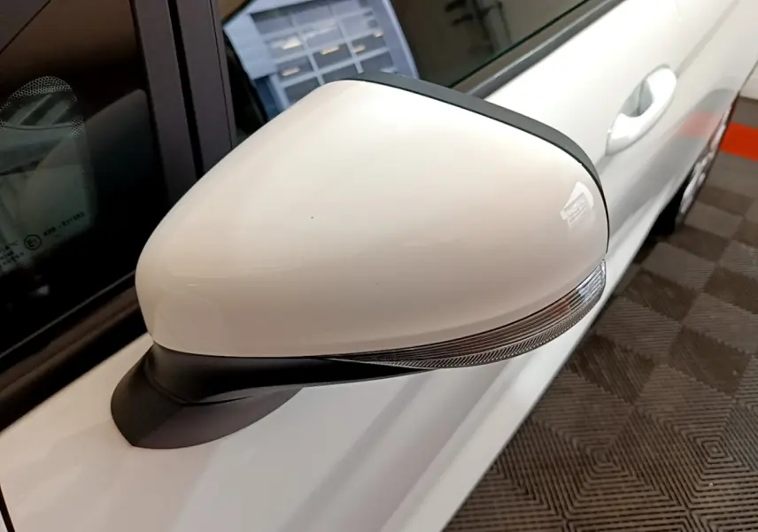 Rétroviseur droit blanc avec clignotant intégré sur Ford Fiesta 1.1 75ch COOL & CONNECT 2022, vue rapprochée côté droit.