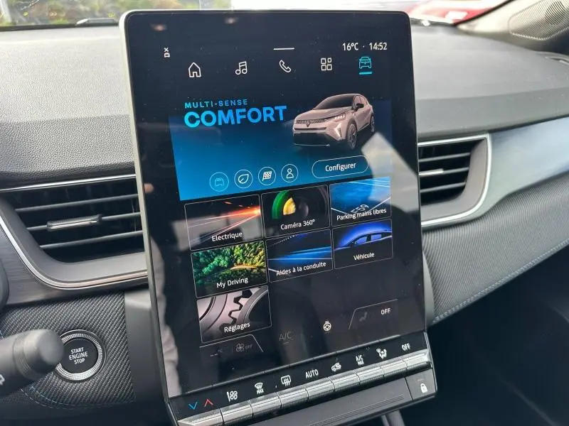 Écran tactile central du Renault Captur 2026 en mode confort, avec tableau de bord et bouton start visible.