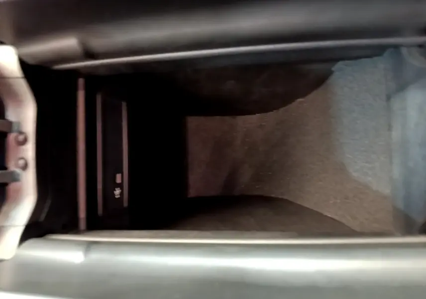 Vue rapprochée de la console centrale du Mercedes GLB 200 d Business Line 2021, montrant un compartiment de rangement intérieur.