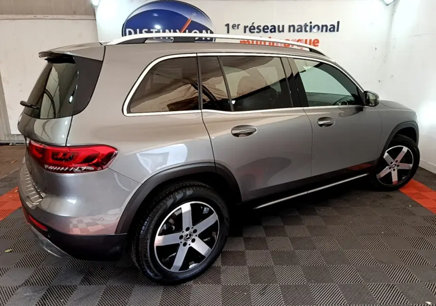 Vue 3/4 arrière droite d’un Mercedes GLB 200 d Business Line gris foncé avec jantes alliage cinq branches.