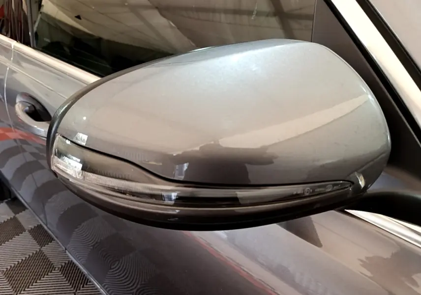 Gros plan sur le rétroviseur extérieur gris foncé côté conducteur du Mercedes GLB 200 d Business Line 2021.