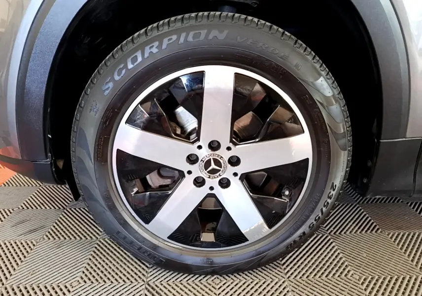 Gros plan sur la roue avant droite du Mercedes GLB 200 d Business Line gris foncé avec jante alliage cinq branches.