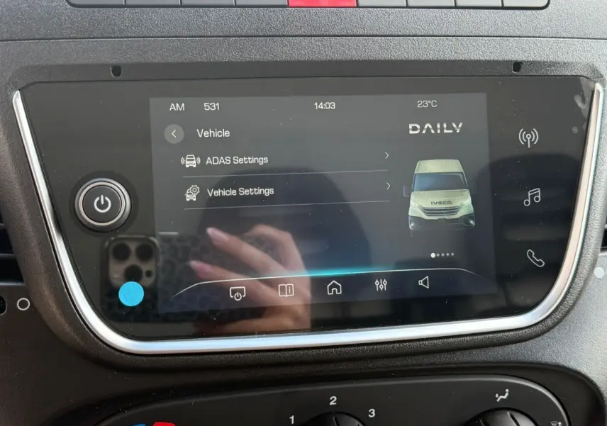 Écran tactile central affichant les réglages du véhicule Iveco Daily 2026, vue rapprochée de la console noire.