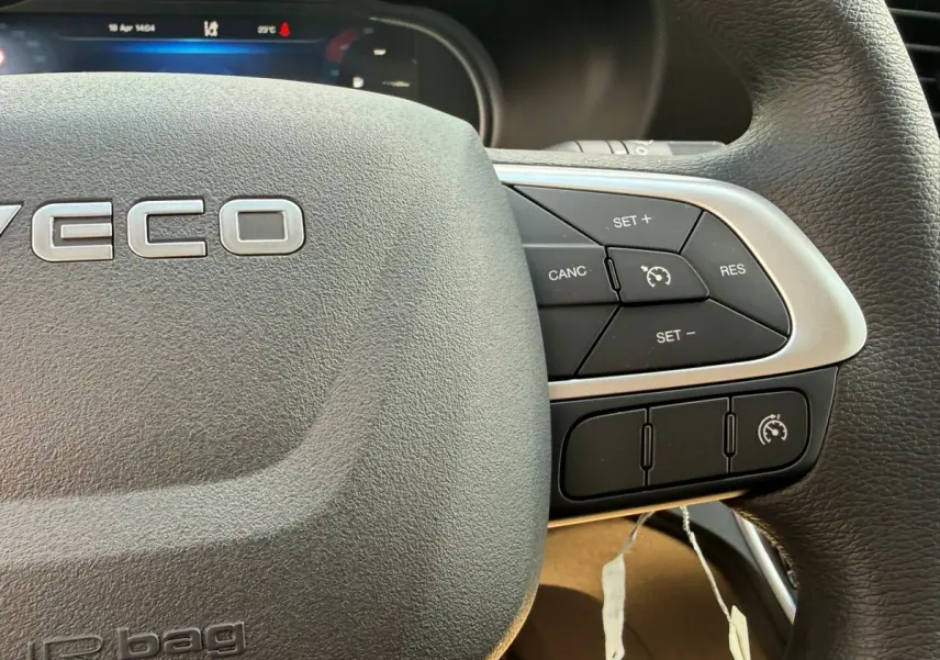Gros plan sur le volant noir du Iveco Daily 2026, montrant les commandes de régulateur de vitesse à droite.