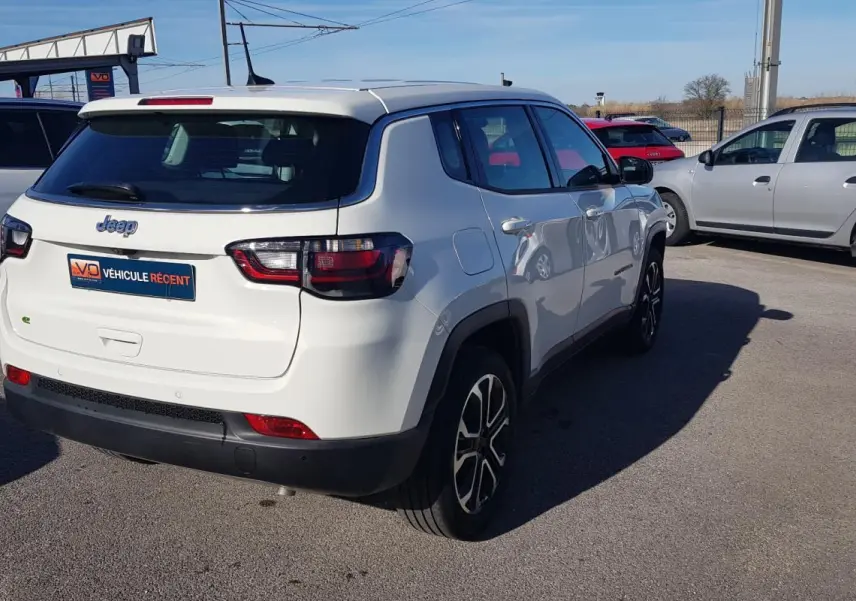 Jeep Compass blanc vue 3/4 arrière droit, avec jantes alliage 18 pouces et feux arrière LED.