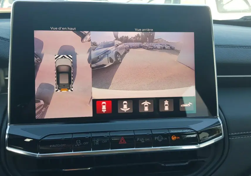 Écran tactile intérieur montrant la caméra de recul et vue en hauteur du Jeep Compass blanc 2024.