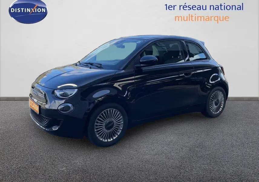 Fiat 500 électrique noir Onyx vue 3/4 avant droit, avec jantes spécifiques et calandre arrondie distinctive.