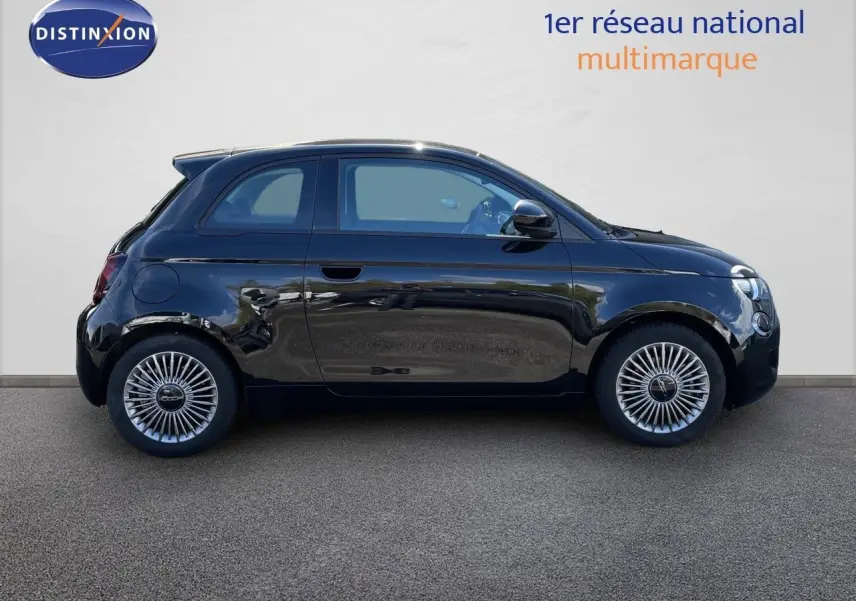 Profil droit de la Fiat 500 électrique 2023 en noir Onyx, avec jantes stylisées et lignes compactes distinctives.