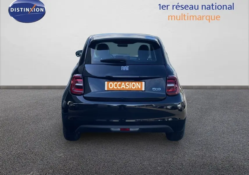 Vue arrière d'une FIAT 500 électrique 118ch boîte auto en noir onyx, avec feux arrière LED et plaque "OCCASION".