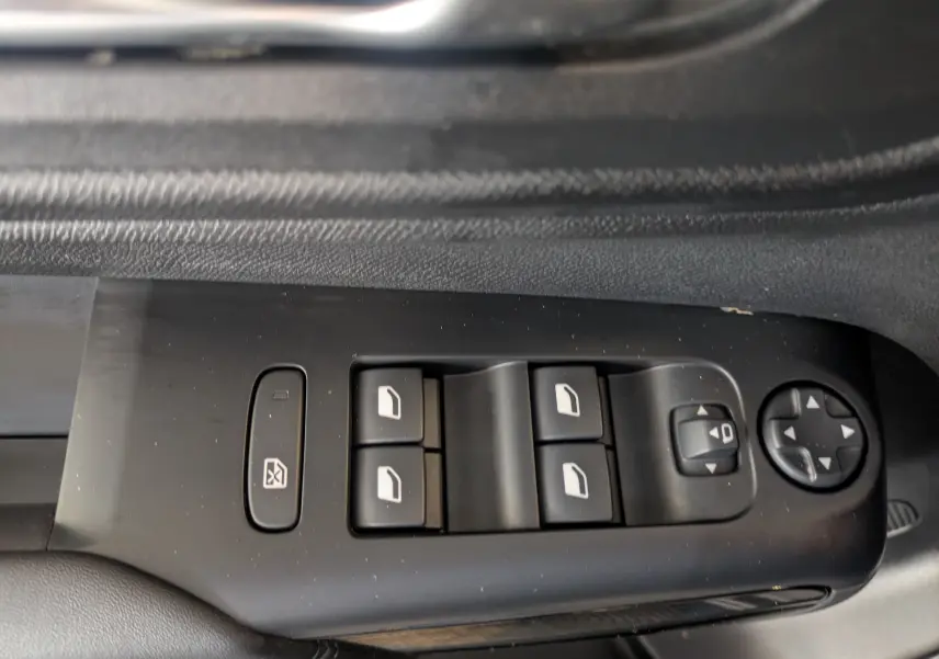 Commande des vitres électriques et réglage des rétroviseurs côté conducteur du Citroën C5 Aircross gris platinium 2024.