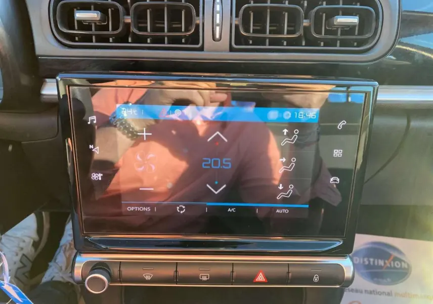 Tablette tactile 7 pouces du tableau de bord de la Citroën C3 gris Artense, avec commandes climatisation affichées.