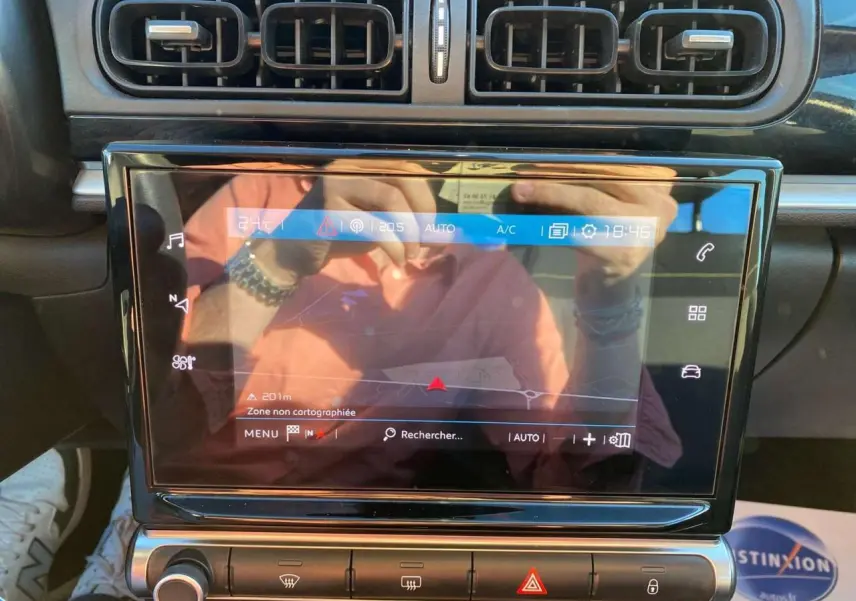 Écran tactile 7 pouces du système MyCitroën Drive avec navigation, sur tableau de bord noir de Citroën C3 Gris Artense.