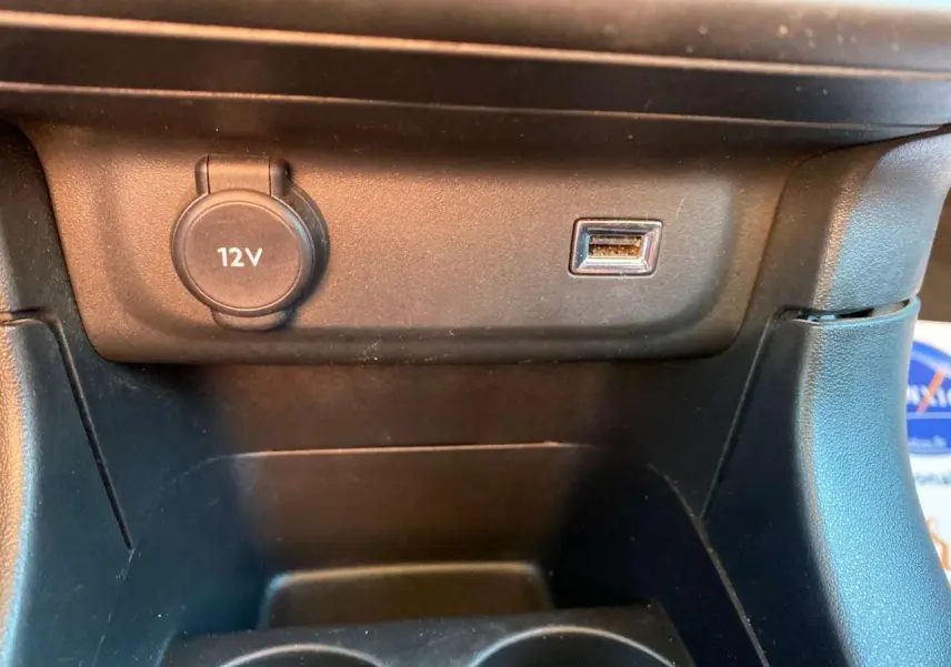 Prise 12V et port USB en gros plan sur la console centrale intérieure d'une Citroën C3 Gris Artense 2022.