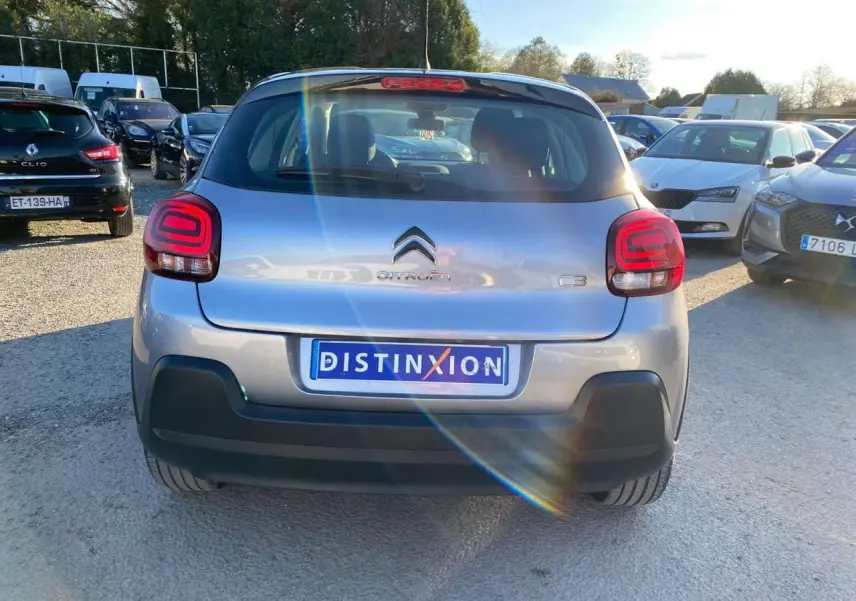 Vue arrière d'une Citroën C3 gris Artense 2022 avec feux LED et pare-chocs noir dans un parking extérieur.