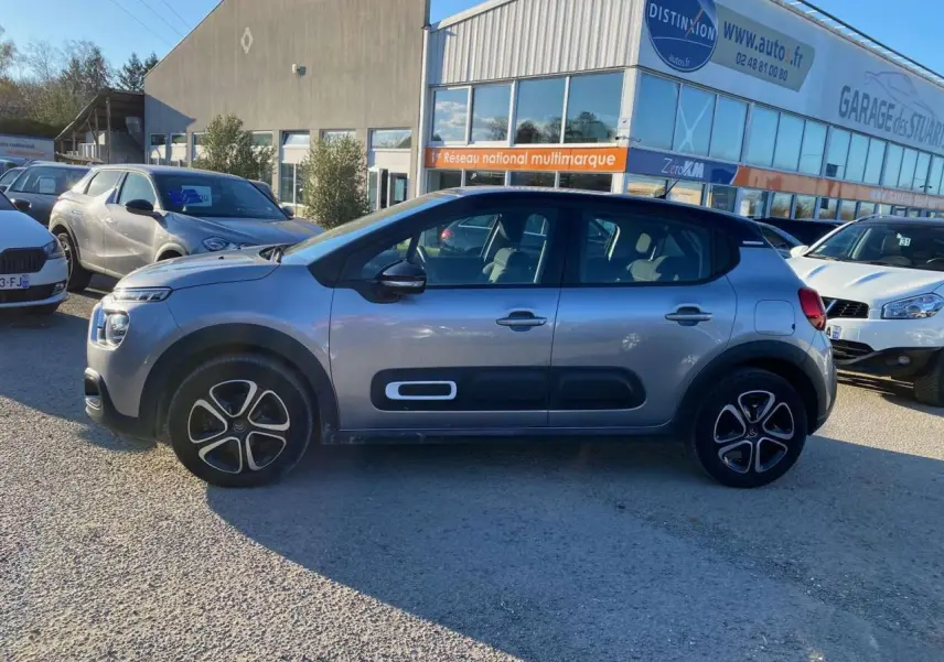 Citroën C3 gris Artense vue de profil côté gauche, avec protections latérales noires et jantes distinctives.