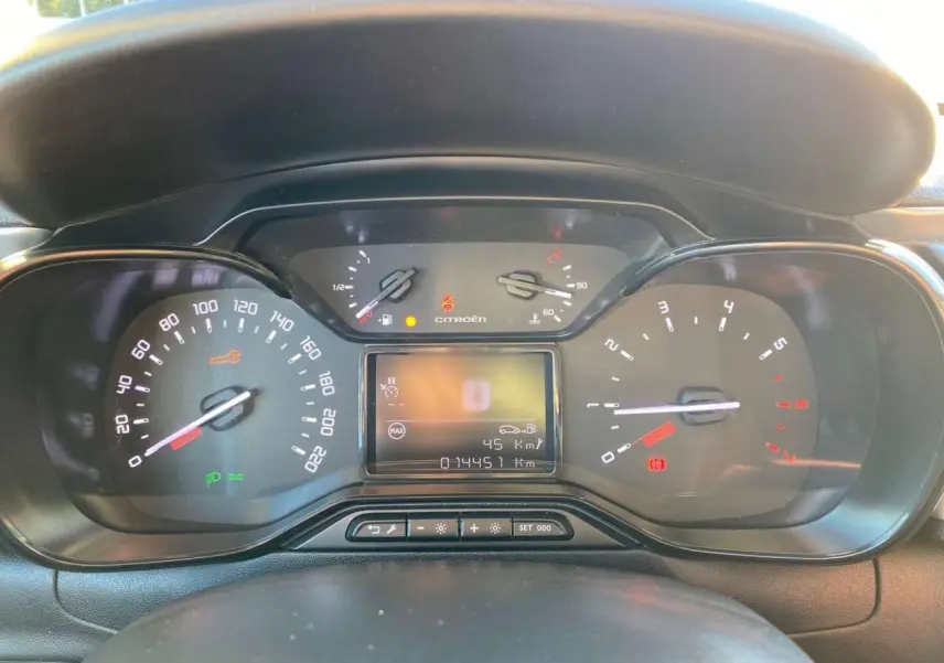 Tableau de bord de Citroën C3 2022, vue frontale, affichage numérique et compteurs analogiques précis.