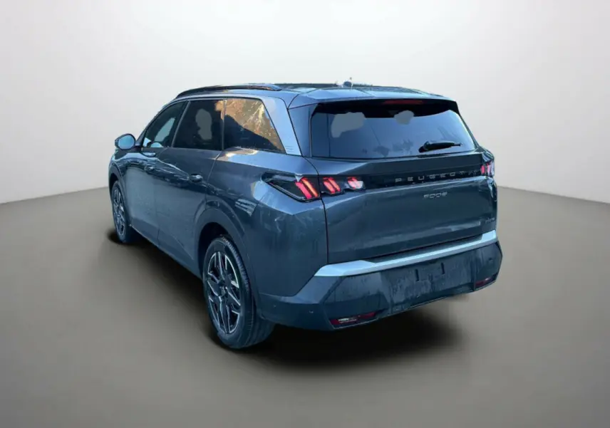 Peugeot 5008 hybride gris titane vu en 3/4 arrière droit, avec feux arrière à griffes et jantes alliage distinctives.
