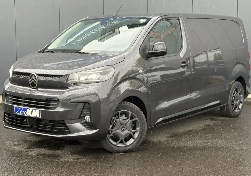 Vue 3/4 avant droite d'un Citroën Jumpy gris titane avec phares Full LED et jantes spécifiques Pack Look.