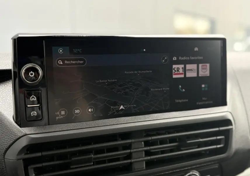Écran tactile 10 pouces du tableau de bord du Citroën Jumpy 2025 affichant la navigation 3D connectée.