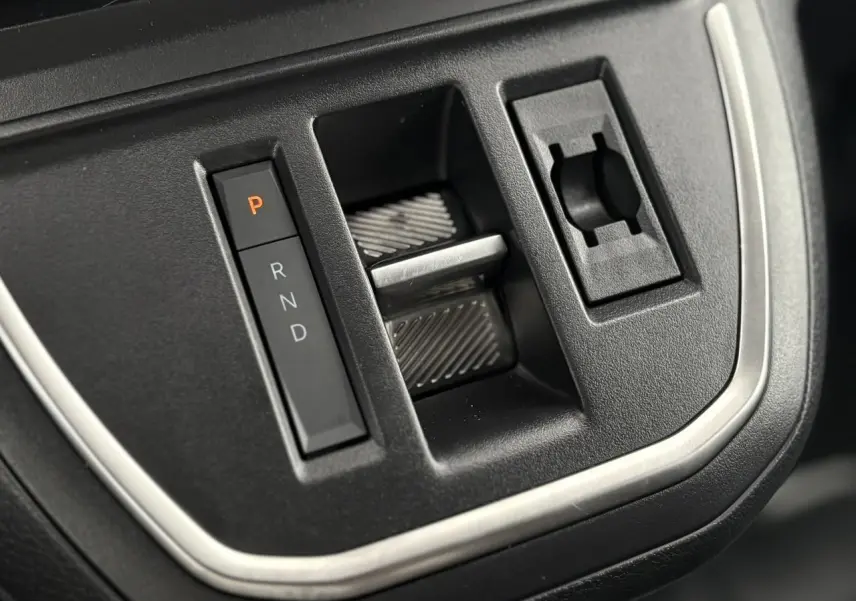 Gros plan sur la commande de boîte automatique noire avec indication P R N D du Citroën Jumpy gris titane 2025