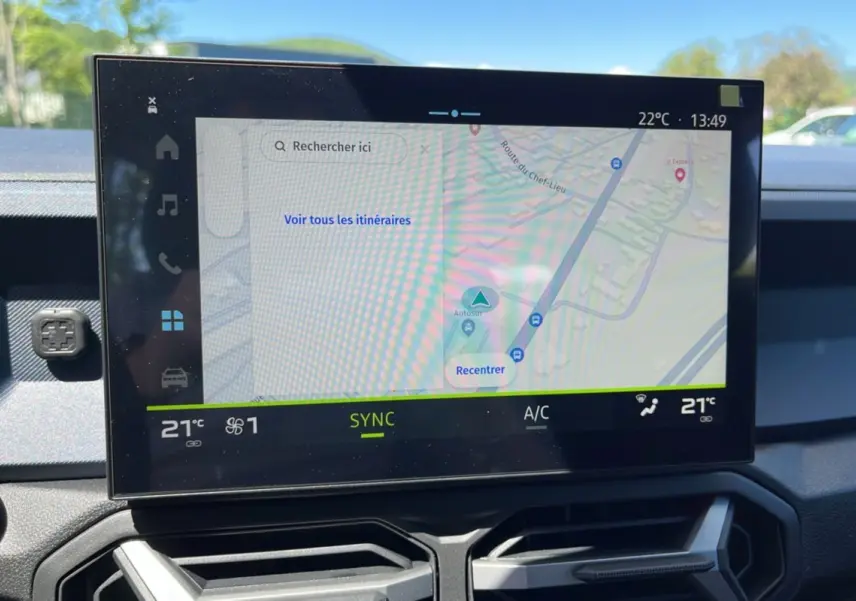 Écran tactile central du tableau de bord du Dacia Bigster 2025 affichant la navigation GPS en plein jour