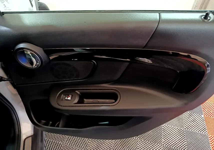 Vue rapprochée de la porte intérieure côté gauche gris clair du MINI Countryman Cooper Edition Premium Plus 2022.