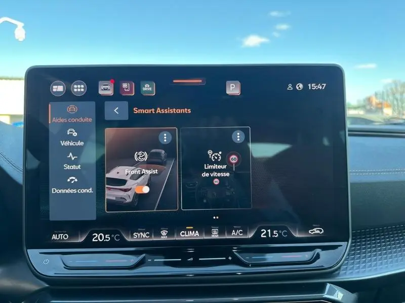 Écran tactile intérieur du CUPRA Formentor 2025 affichant les assistants de conduite, vue frontale du tableau de bord.