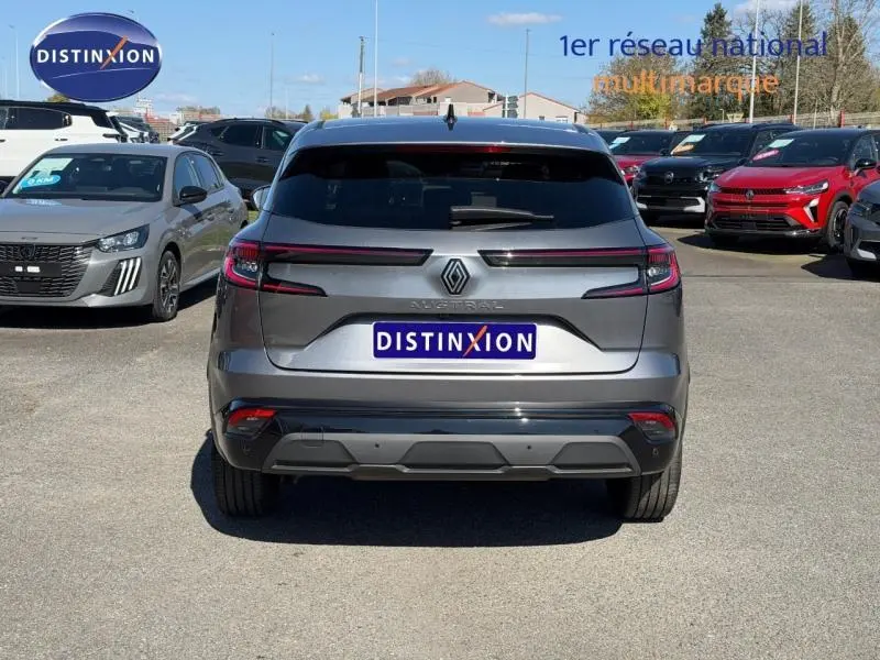 Vue arrière d'un Renault Austral gris schiste avec feux LED fins et lunette arrière surteintée, stationné en extérieur.